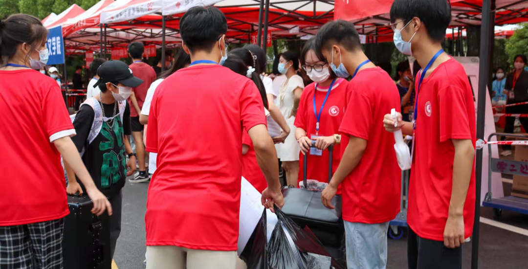 接过你的行囊，我们就是一家人