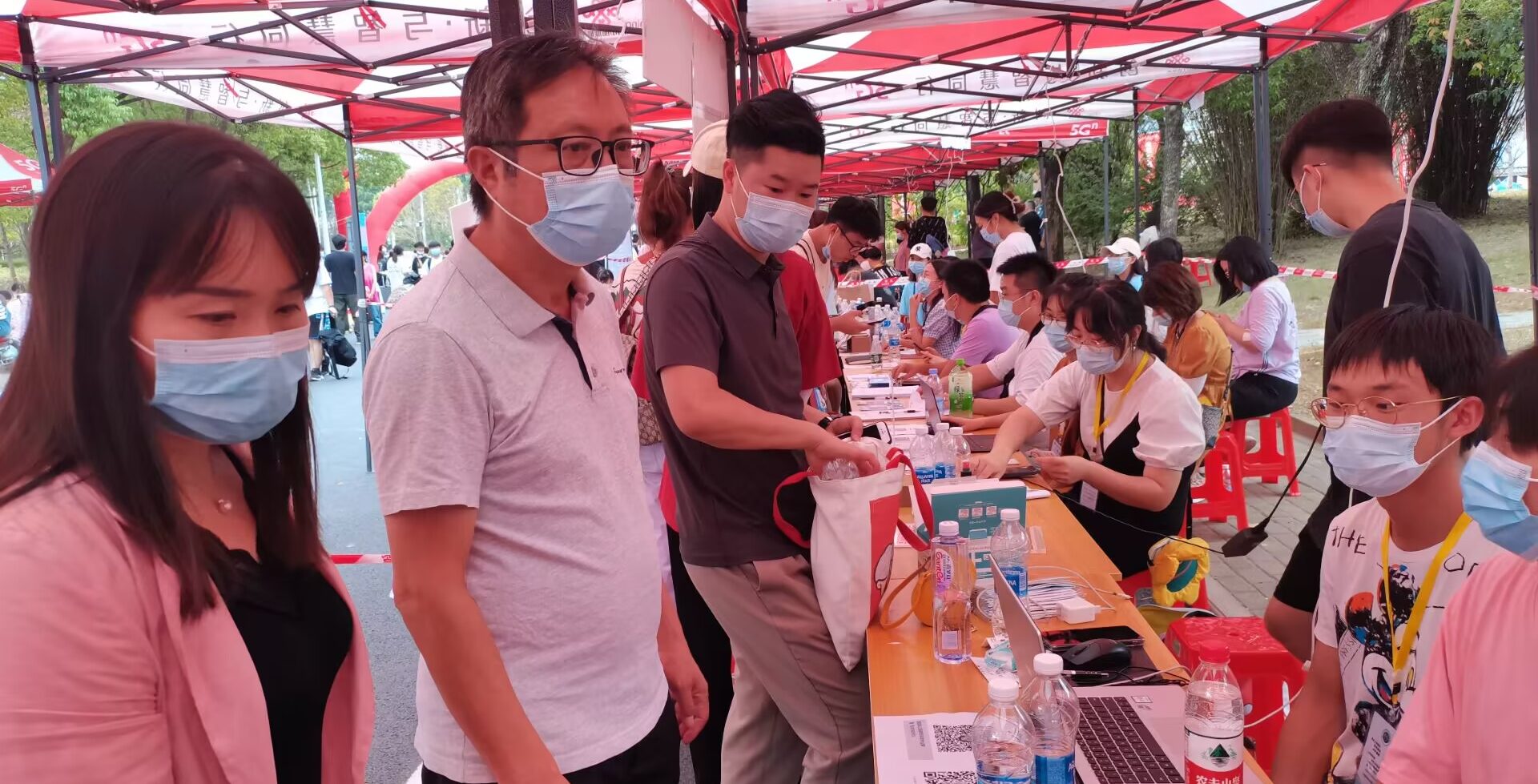 云天收夏色 金秋迎新人 人文学院领导视察指导迎新工作