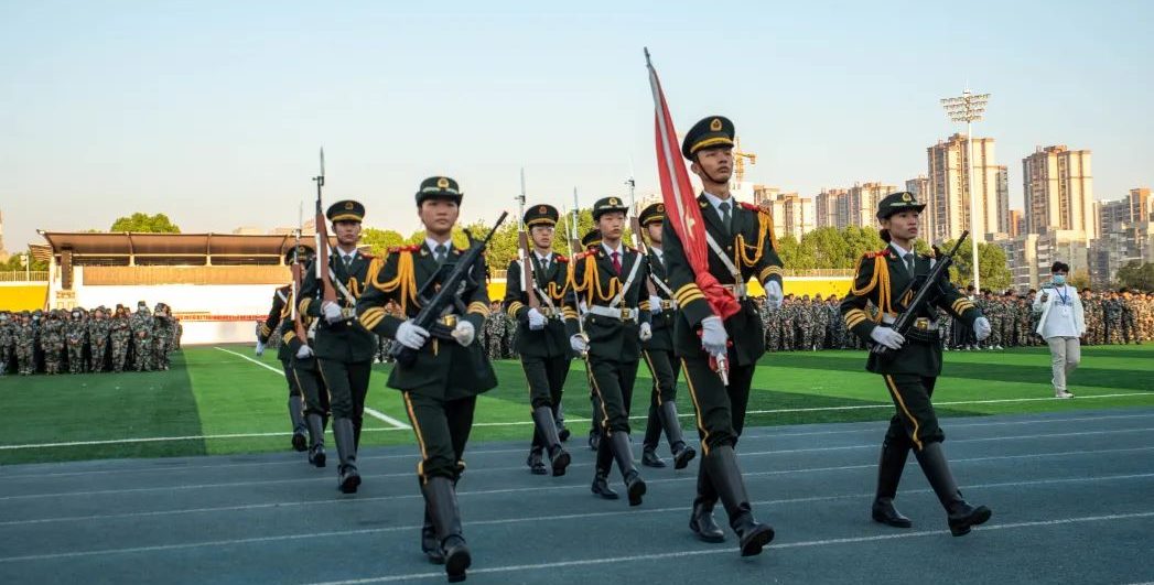 武汉工程科技学院举办2022年秋季学期学风建设月升旗仪式