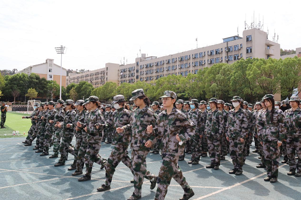 戎装展英姿，青春正当时