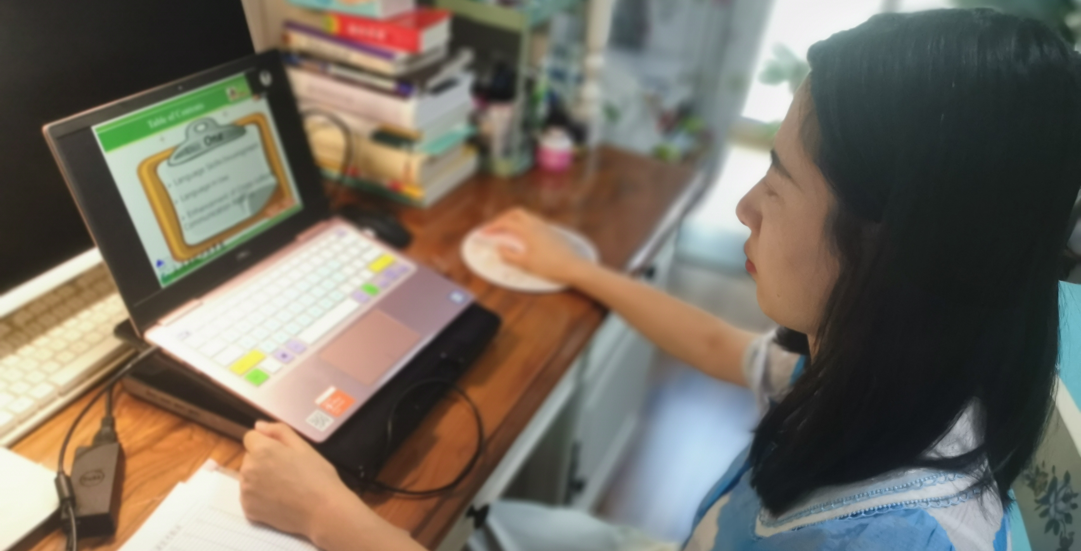 公外线上教学第一天 师生“隔空”温暖相伴