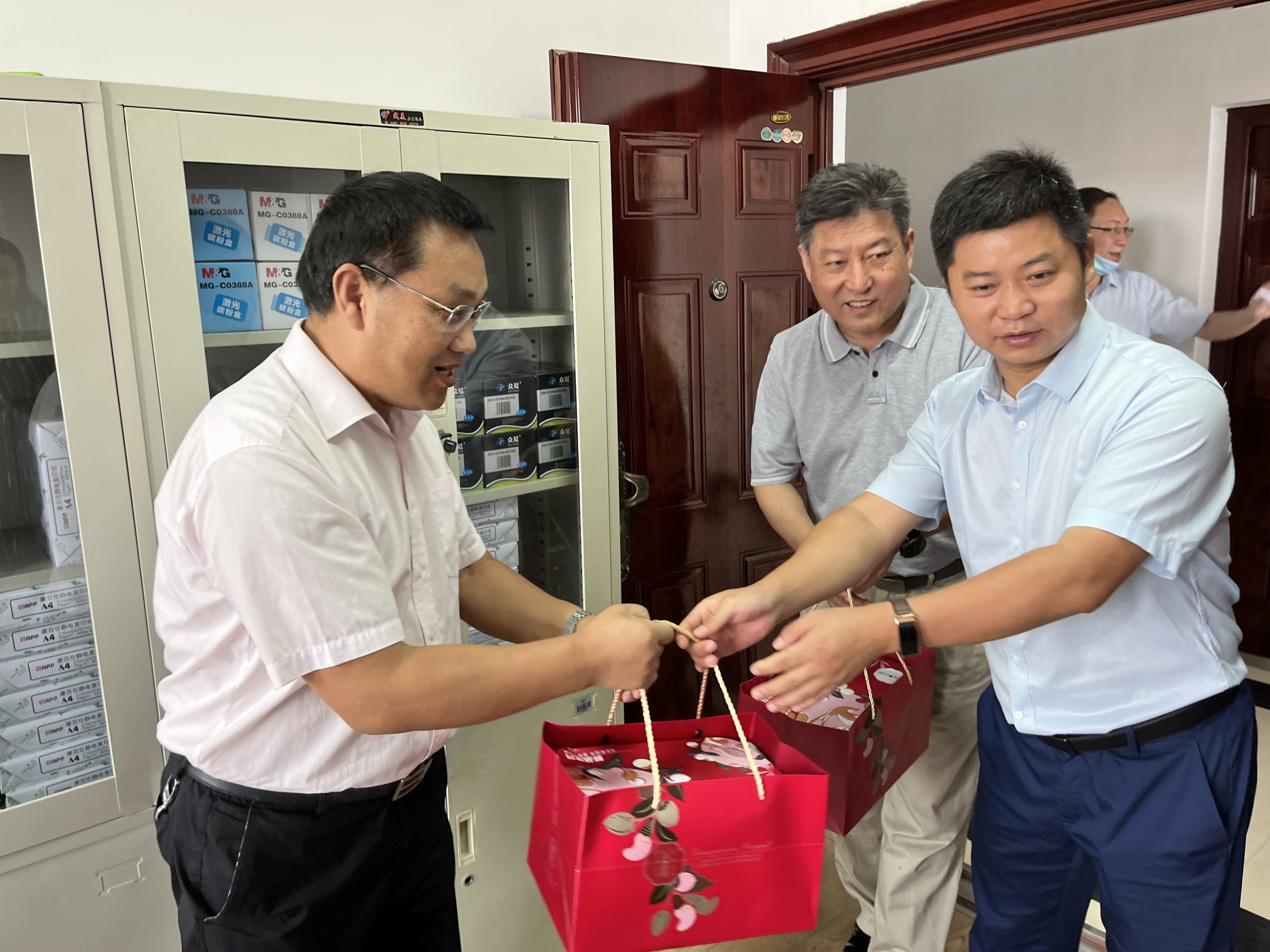 情暖教师节—-学校领导走访慰问马克思主义学院
