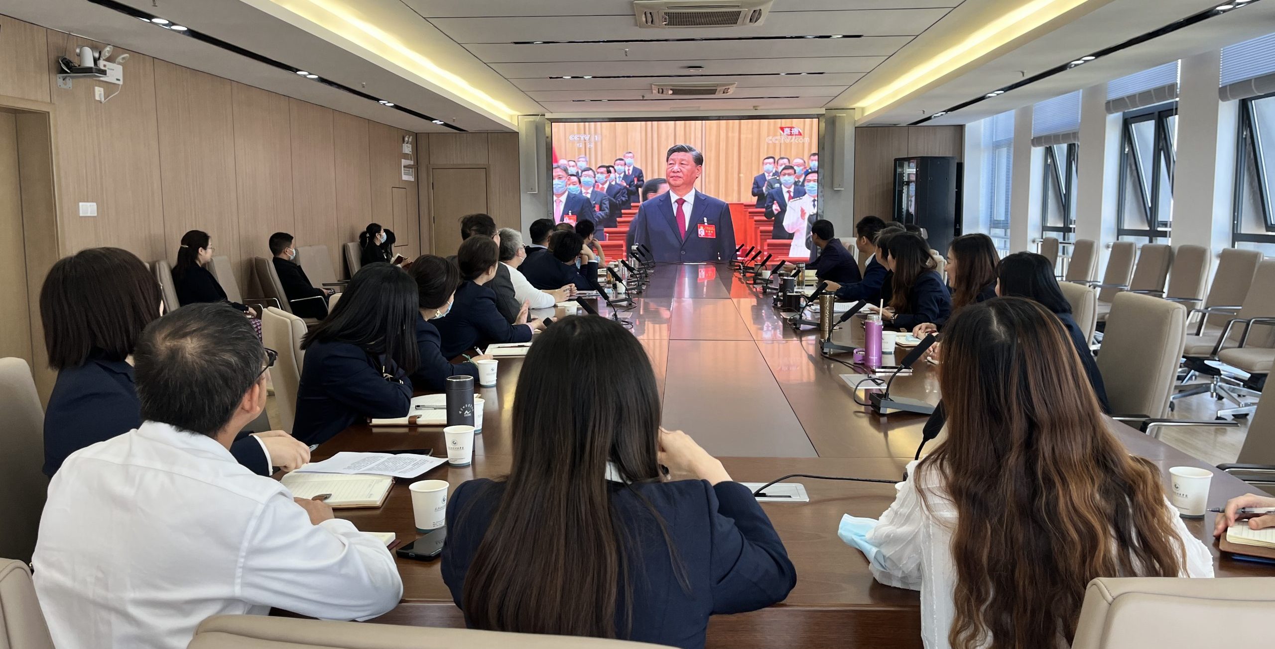【湖北日报】武汉工程科技学院师生收看党的二十大开幕会