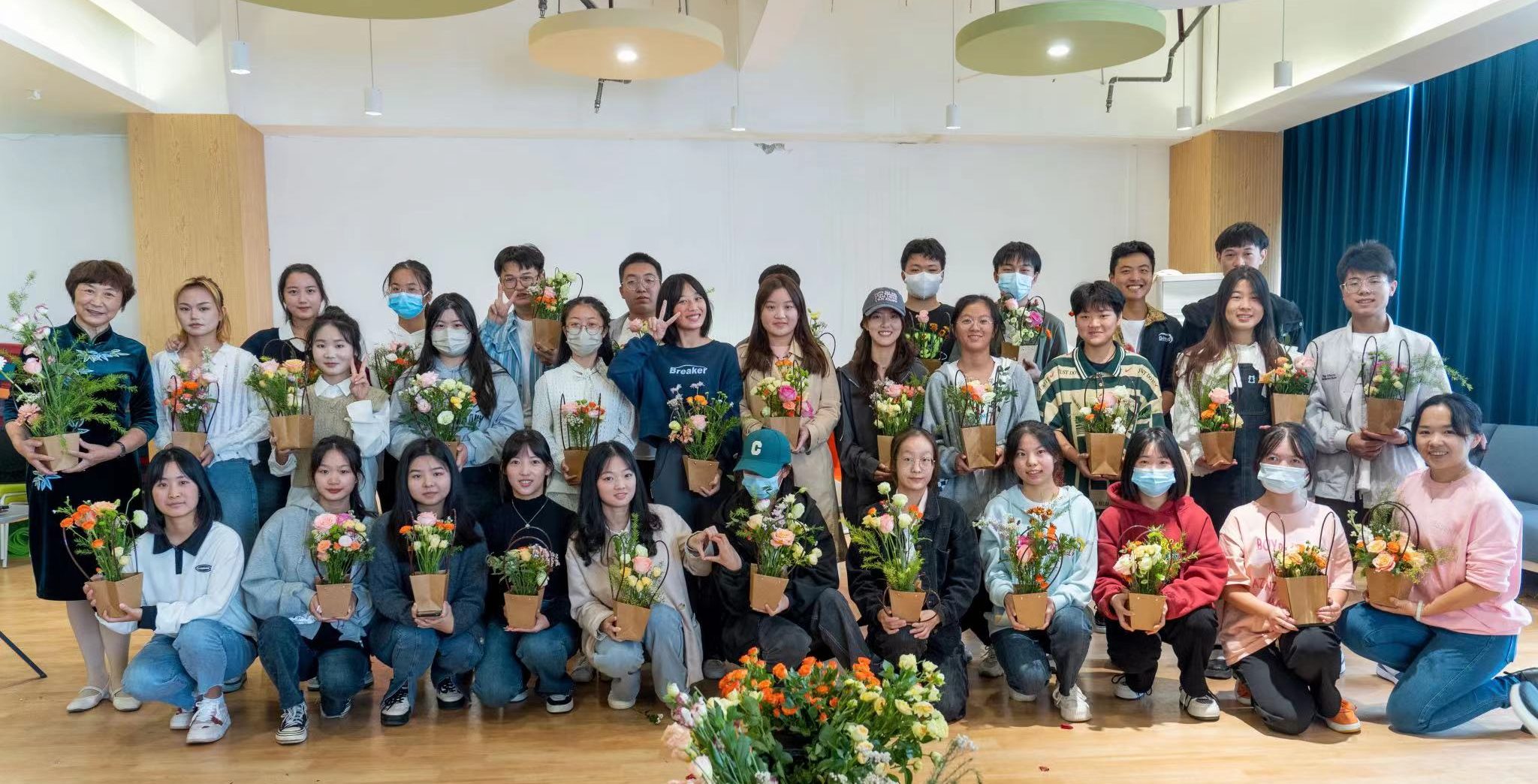 武汉工程科技学院第四、五期学生“感受美·花艺体验”团体辅导顺利进行