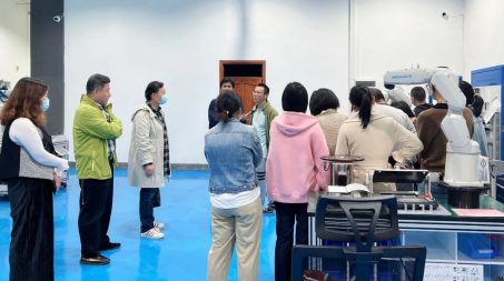 我校开展“智能制造中心-机器人培训”活动