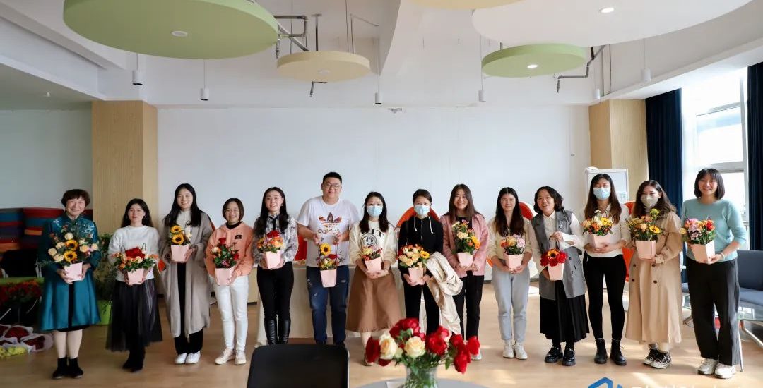 武汉工程科技学院第四期教职工“花艺舒压”活动圆满结束