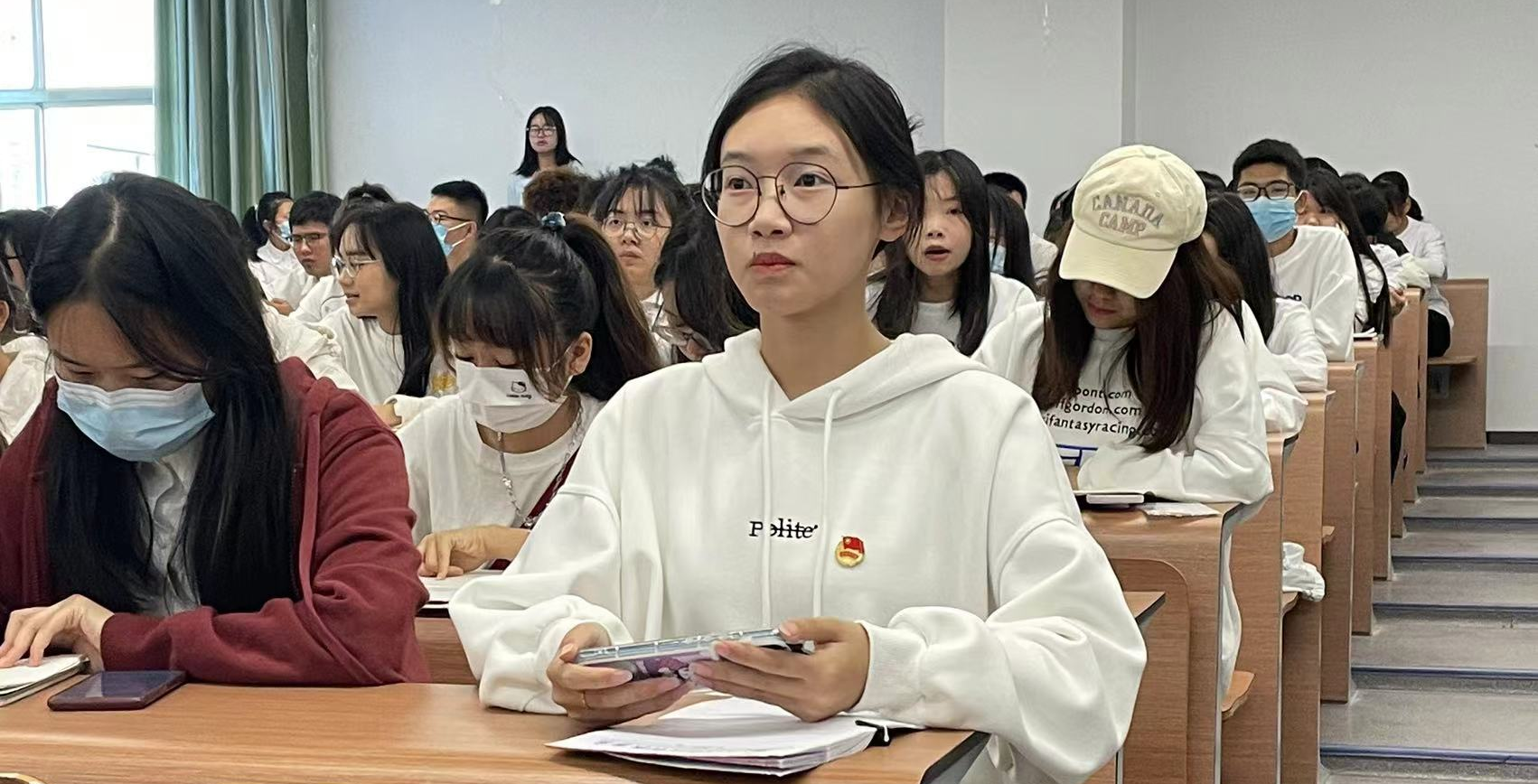 凝心聚力谋发展 同心向党迎盛会 人文学院师生积极收看中国共产党第二十次全国代表大会开幕会