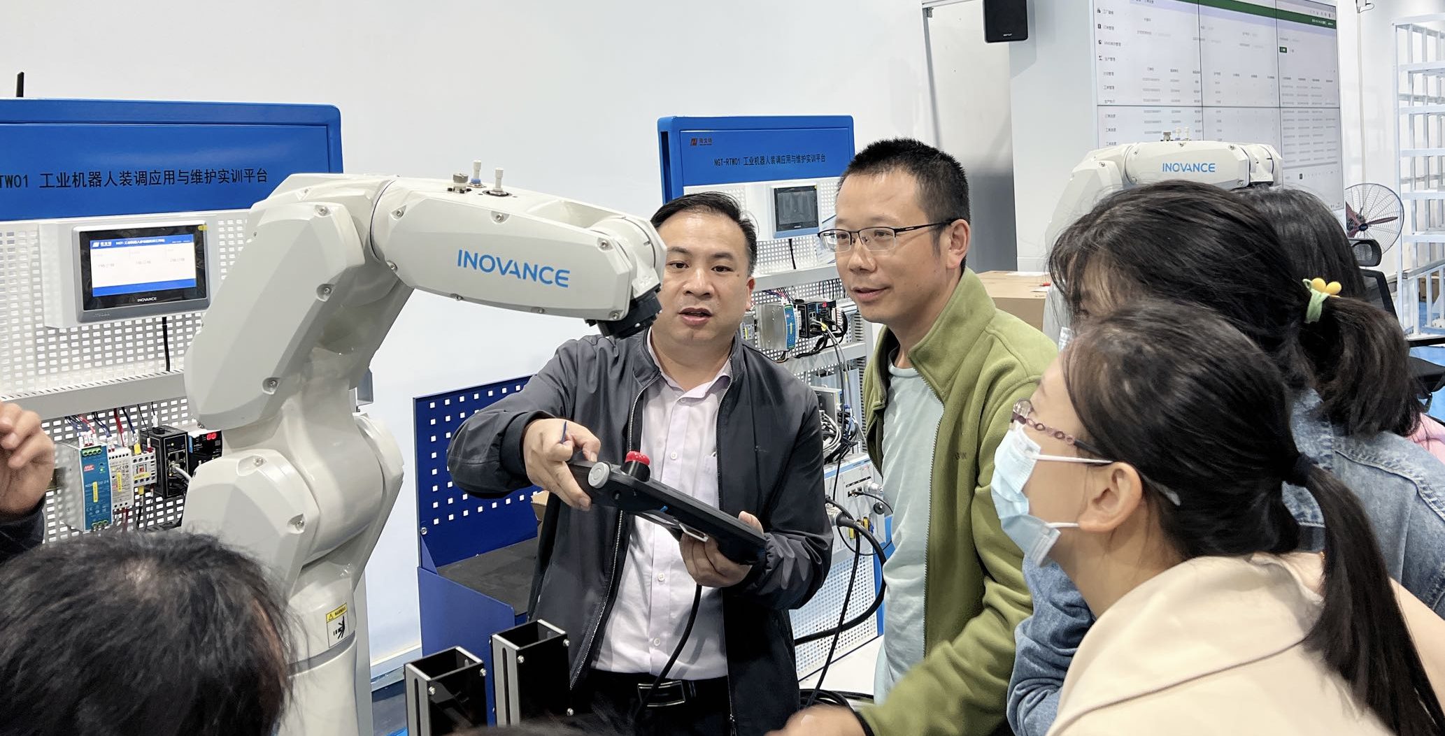 我校开展“智能制造实验中心-机器人培训”活动