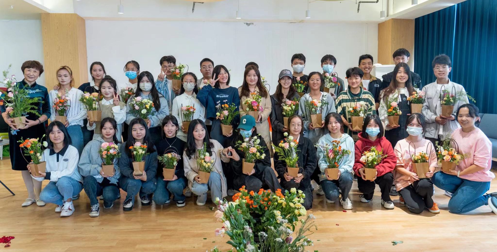 武汉工程科技学院第四、五期学生“感受美·花艺体验”团体辅导顺利进行