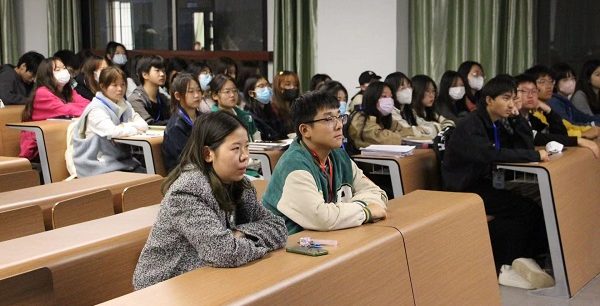 经济与管理学院组织学生共同学习党的二十大