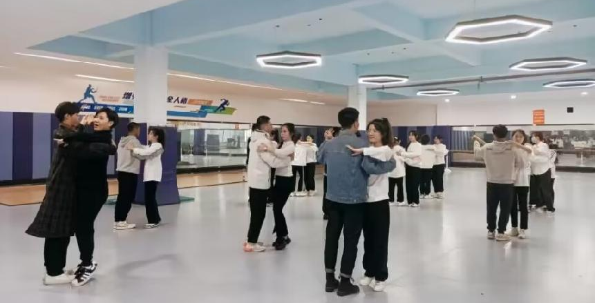 律动青春，绽放自我 交谊舞走进武工院体育课