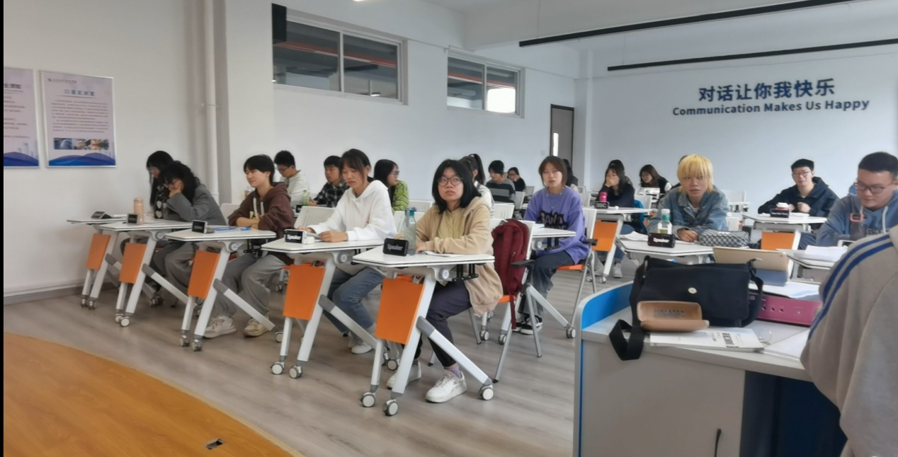 聚焦二十大，学习进行时——口语课堂开展模拟记者会