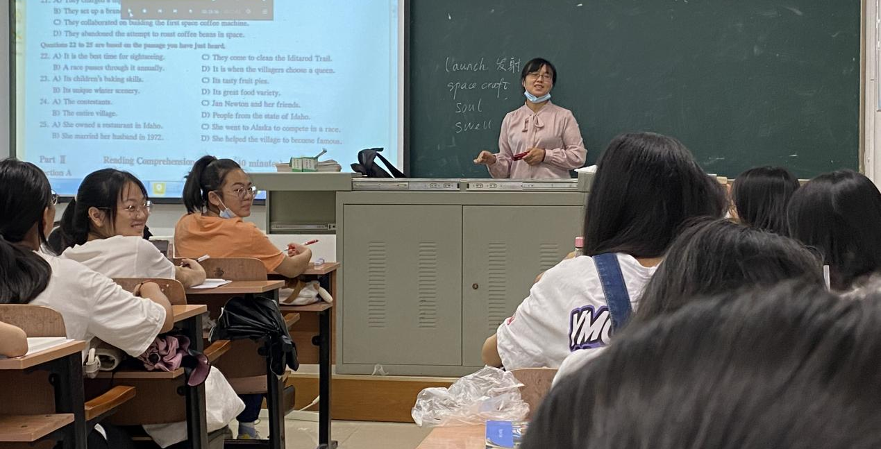 这个老师开口就是“演艺人”