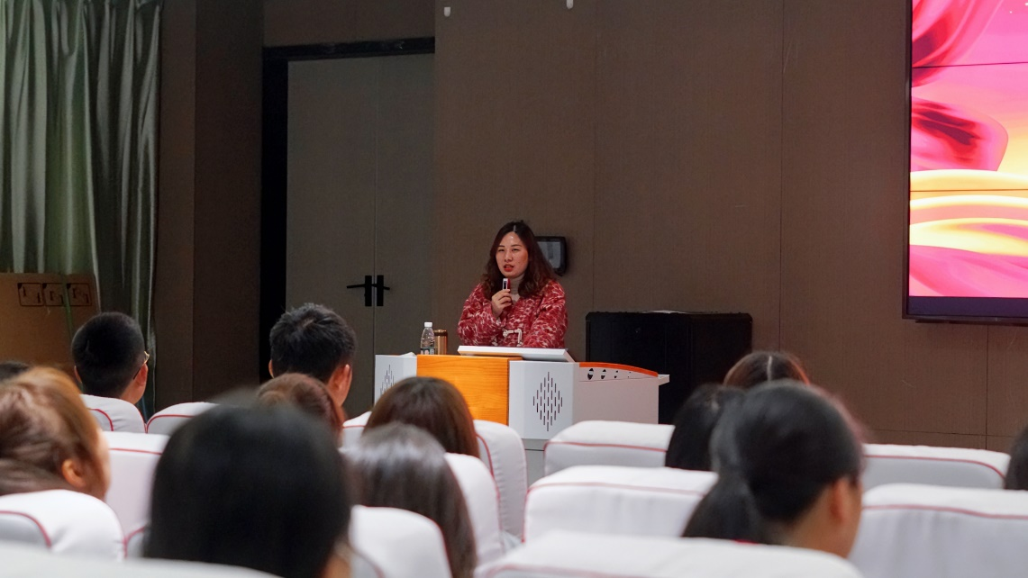 伟大时代的历史跨越  ——学校党委常委、校长助理胡晶晶为人文学院学生讲授形势与政策课