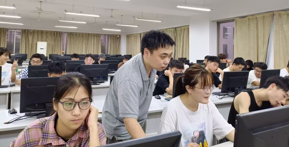 寓教于乐，破规循趣，他的课堂这样开展