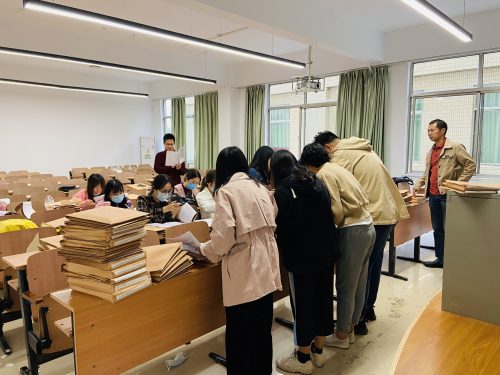 紧锣密鼓！经济与管理学院开展教学资料整改工作
