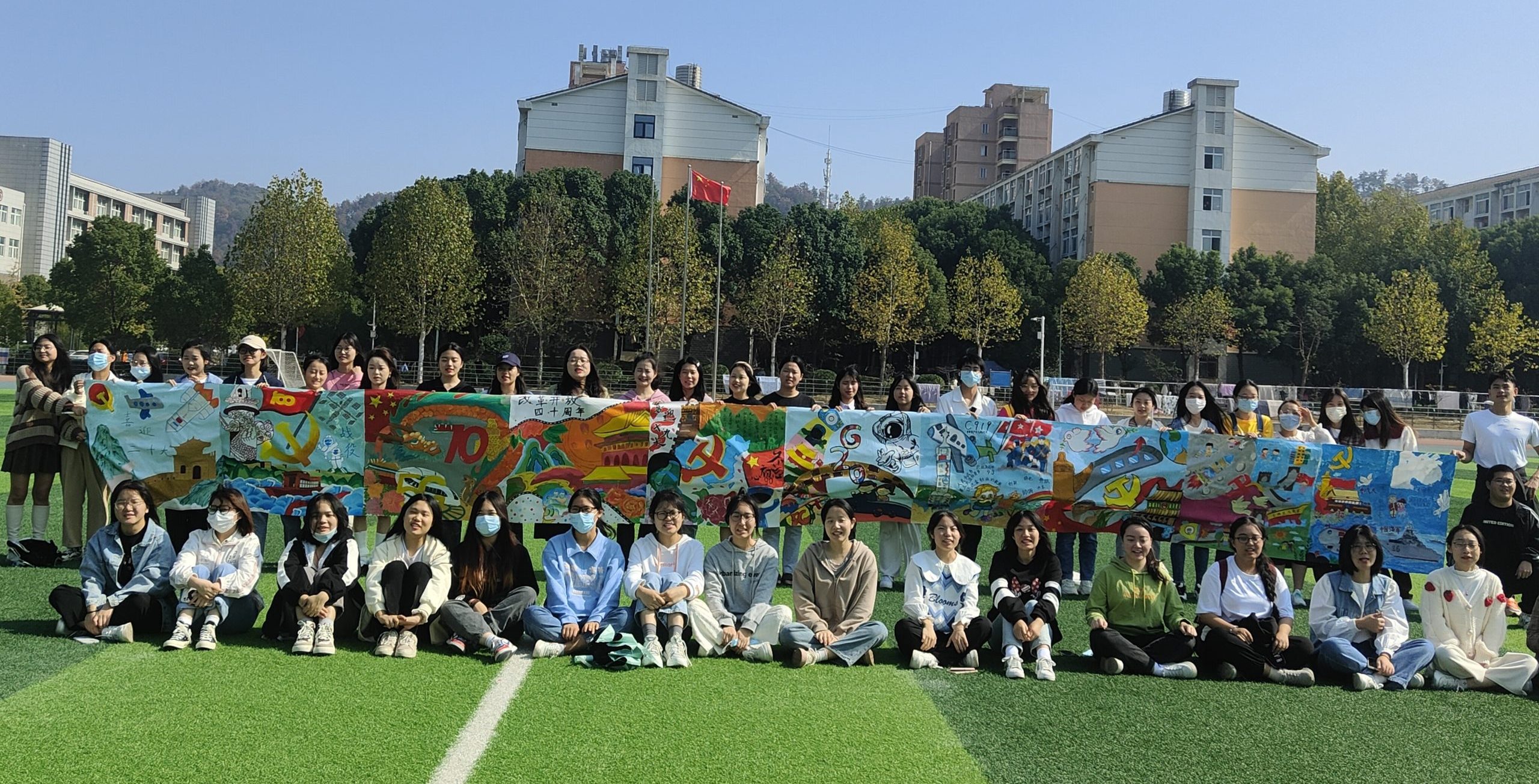 我校百名学子手绘十米长卷献礼二十大