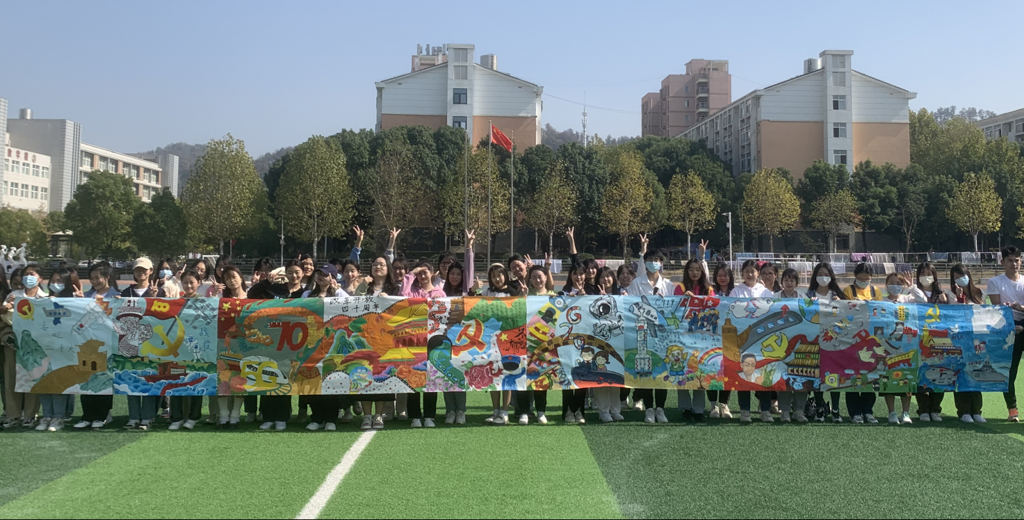 【荆楚网】同心同行！武汉工程科技学院百名学子手绘十米画卷