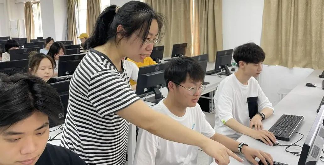 师德师风标兵 | 黄英：立德树人授业解惑的益友良师