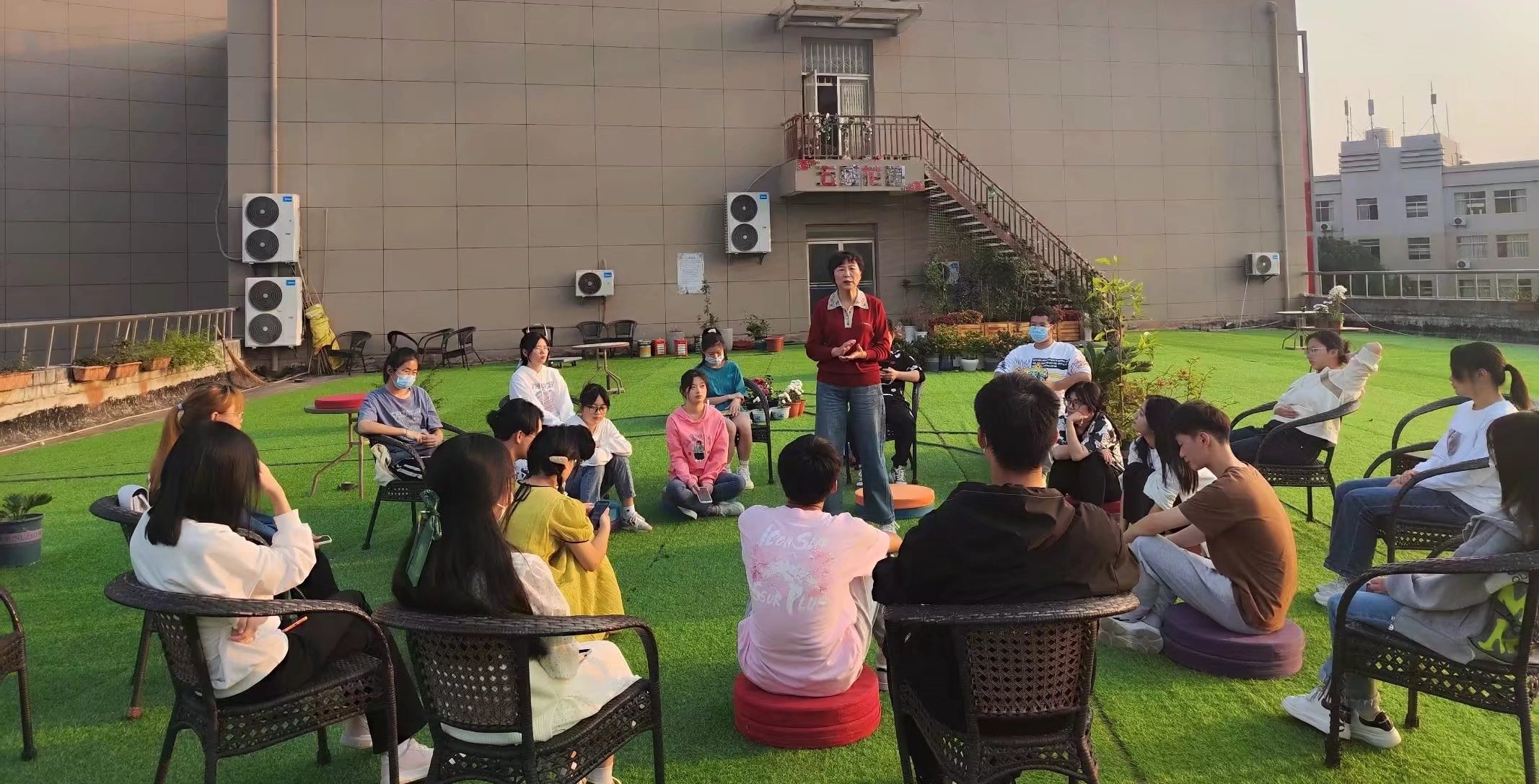 彩霞暖心，团辅交情