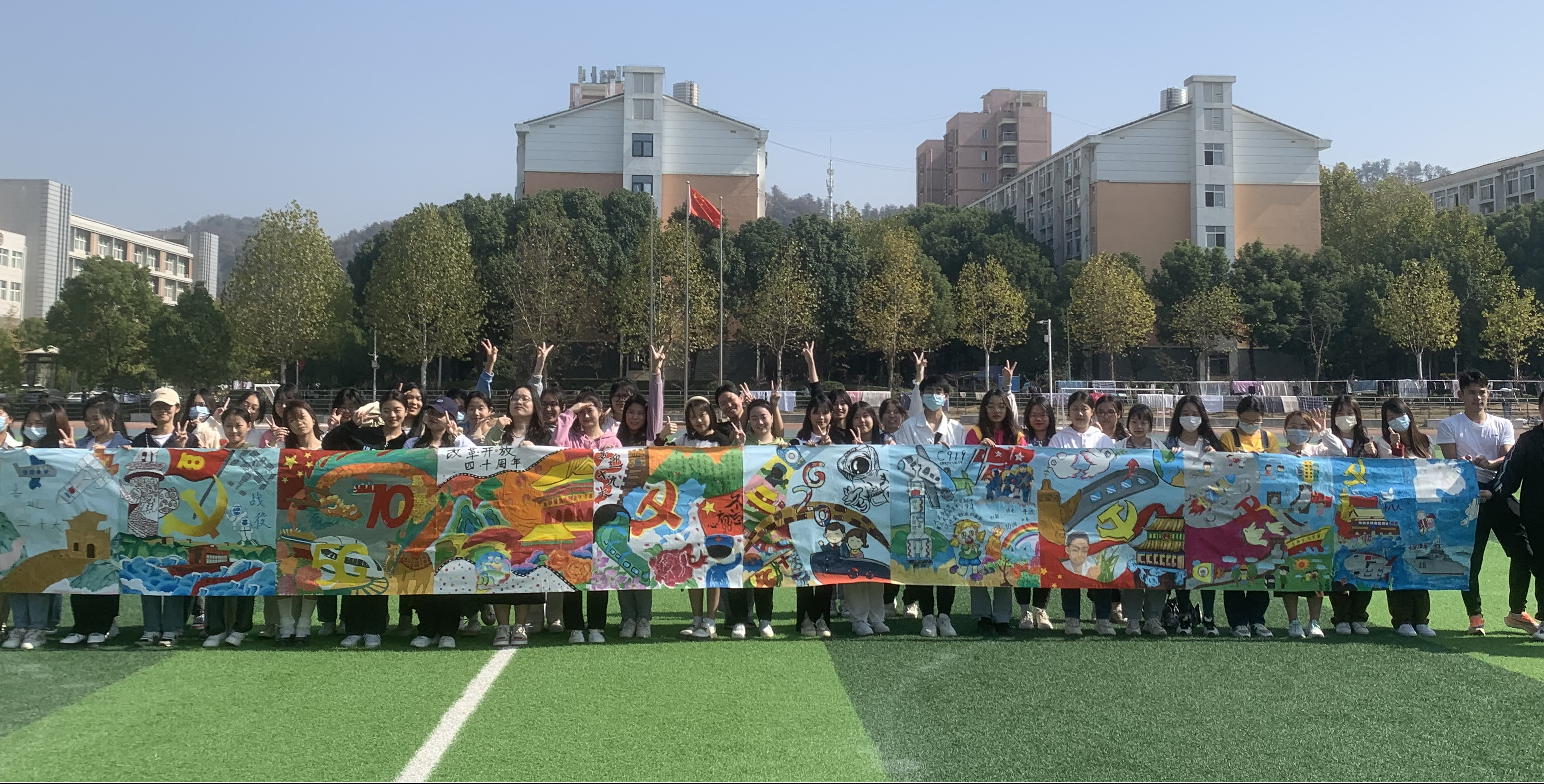 百名学子手绘十米长卷献礼二十大