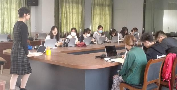 我校英语辩论队开展训练活动