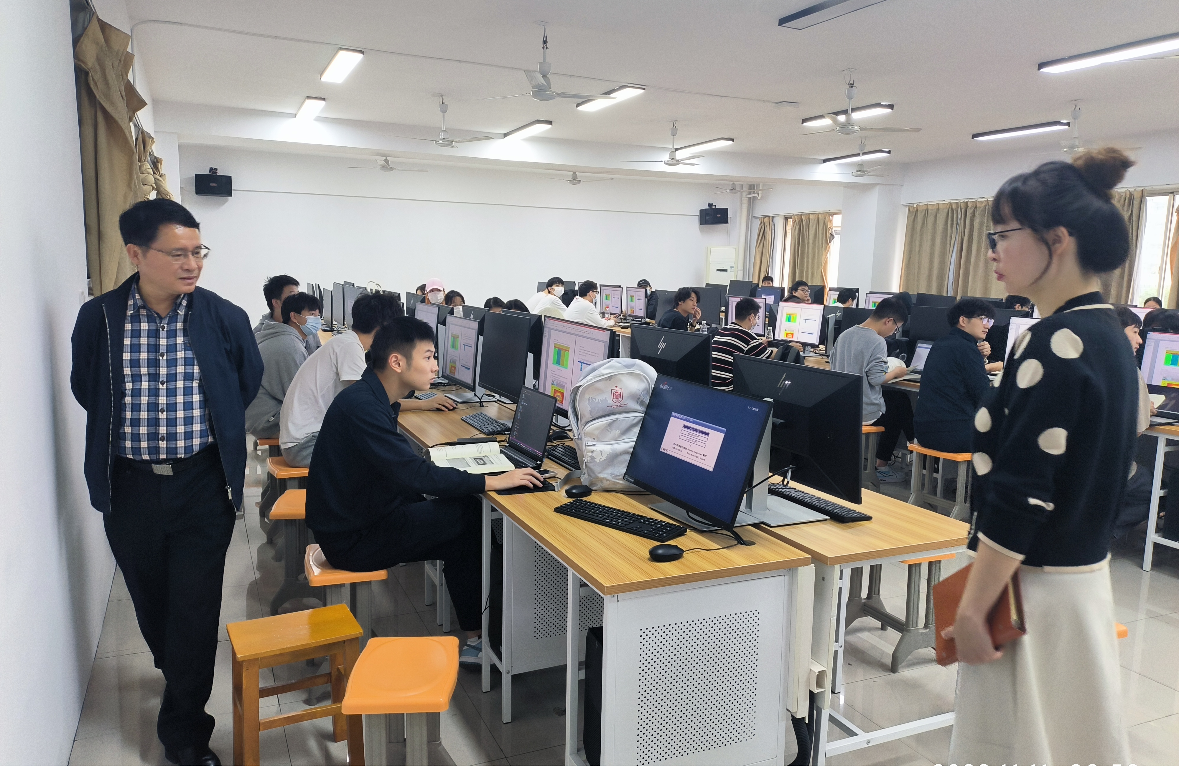 信息工程学院领导深入课堂检查教学工作