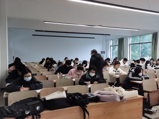抓考风促学风 ——经济与管理学院领导巡视新学期考试工作