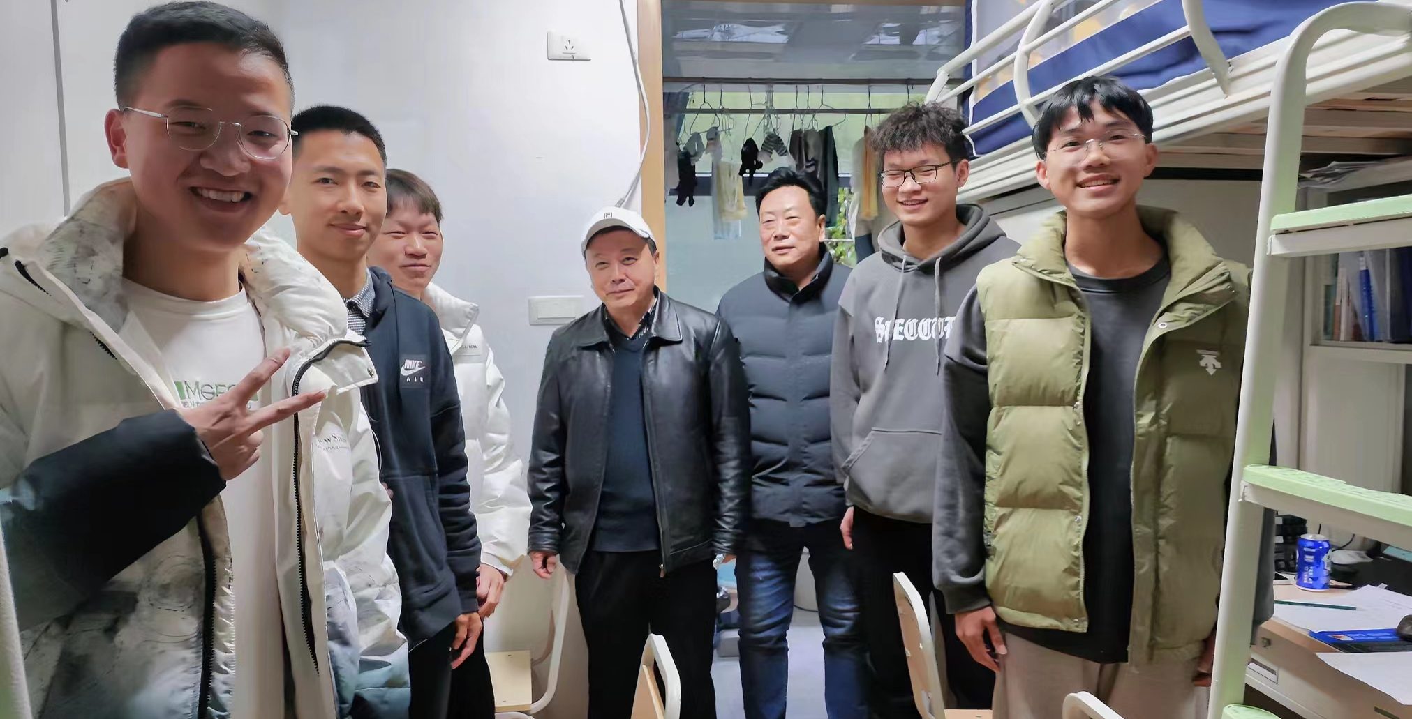 温暖返校季｜机械与工程学院领导走访学生宿舍慰问返校学生