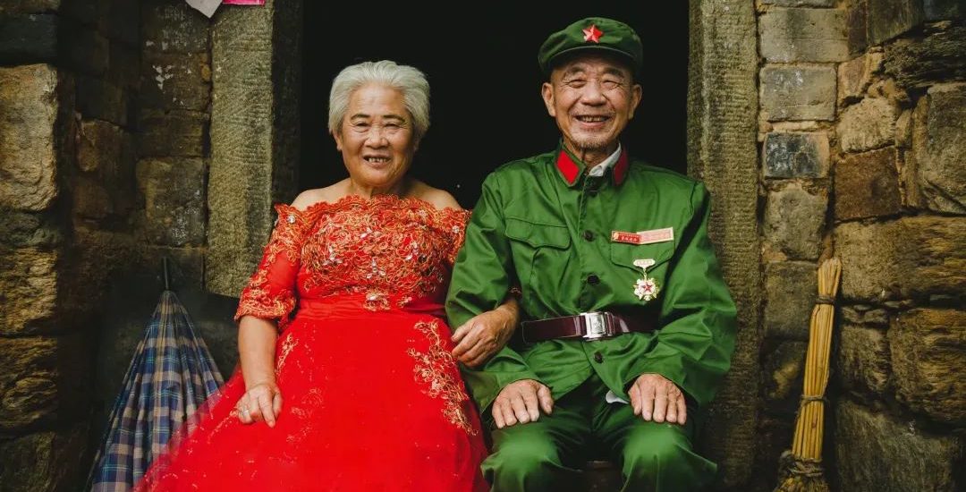【光明网】大学生团队8年拍5万张老人婚纱照，给高校志愿服务带来启示