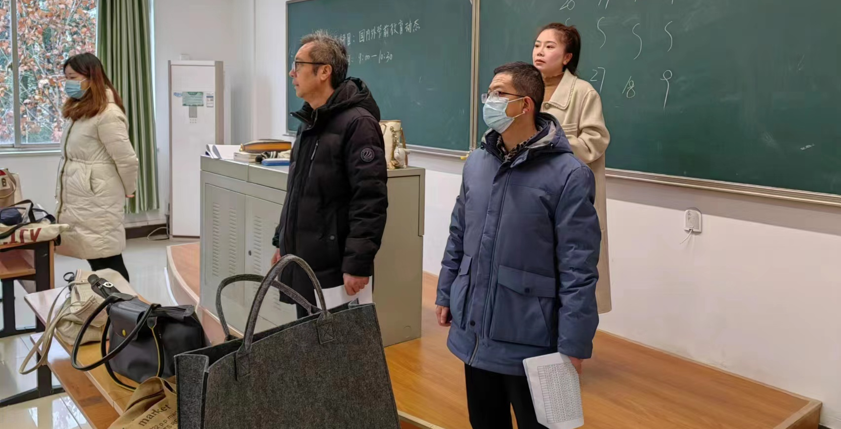 端正考风 严肃考纪 人文学院院领导巡视期末考场