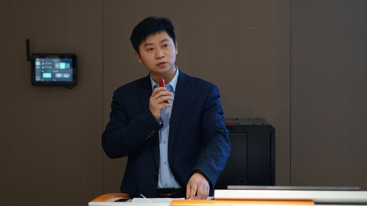 学校副董事长、党委副书记、常务副校长王加青讲授开学第一课