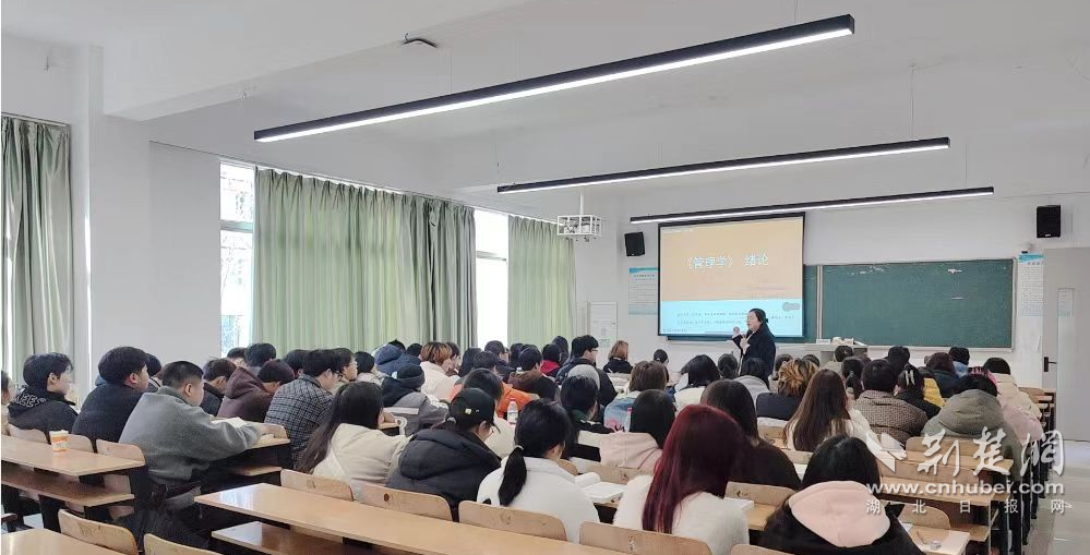 【荆楚网】热闹非凡！《狂飙》在武汉工程科技学院课堂引发价值观大讨论