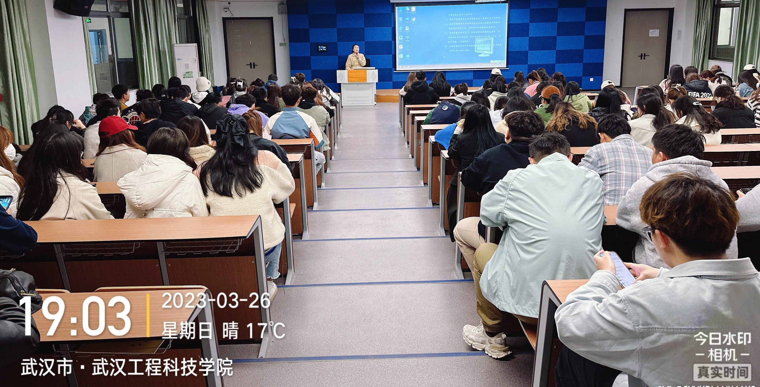 崇文尚智共树人 凝心聚力创美校 人文学院开展“护校爱校荣校”主题班会
