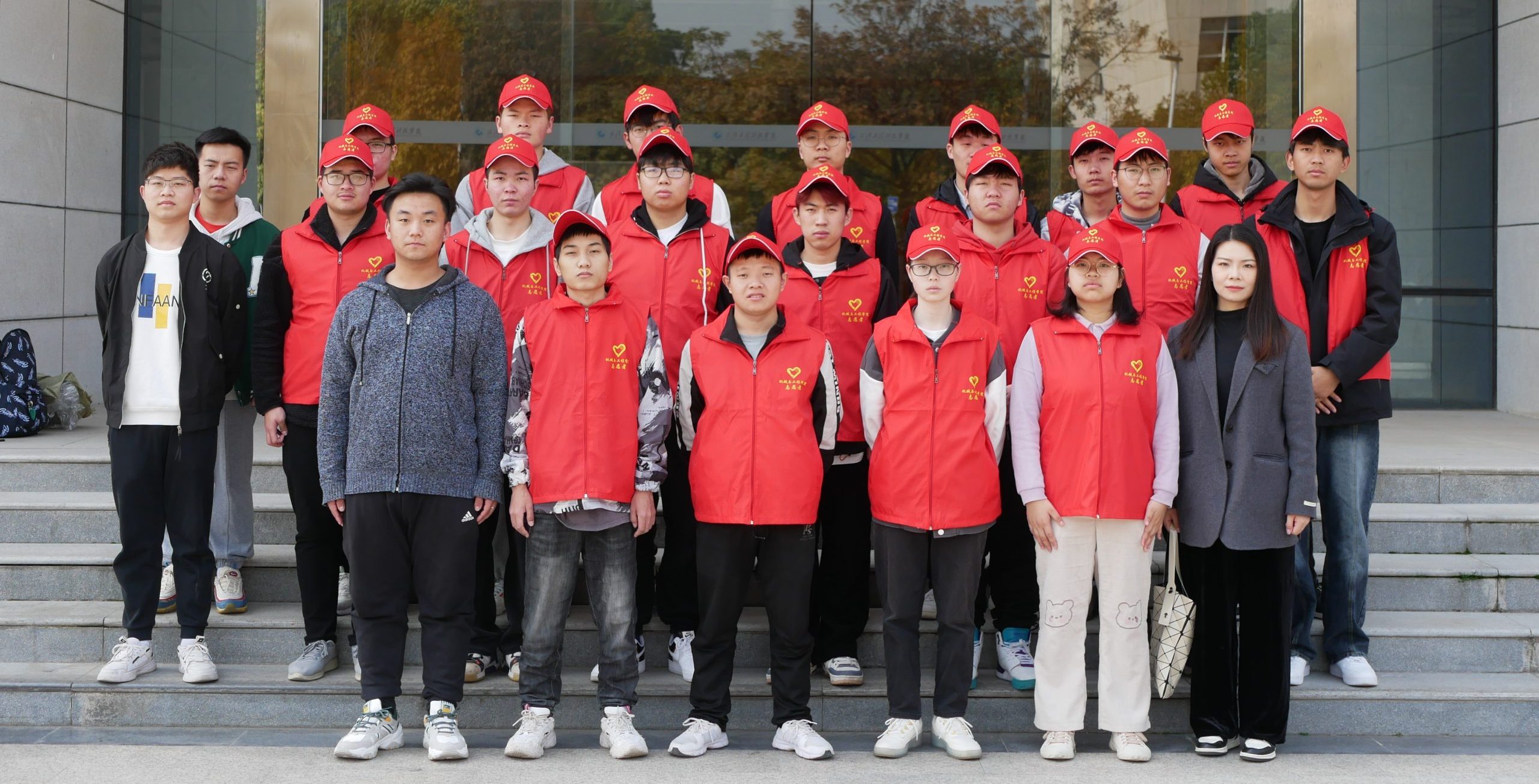 我校机械与工程学院开展学雷锋系列活动