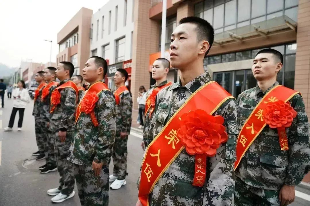 武汉工程科技学院举行2023年上半年预定新兵役前集训欢送会