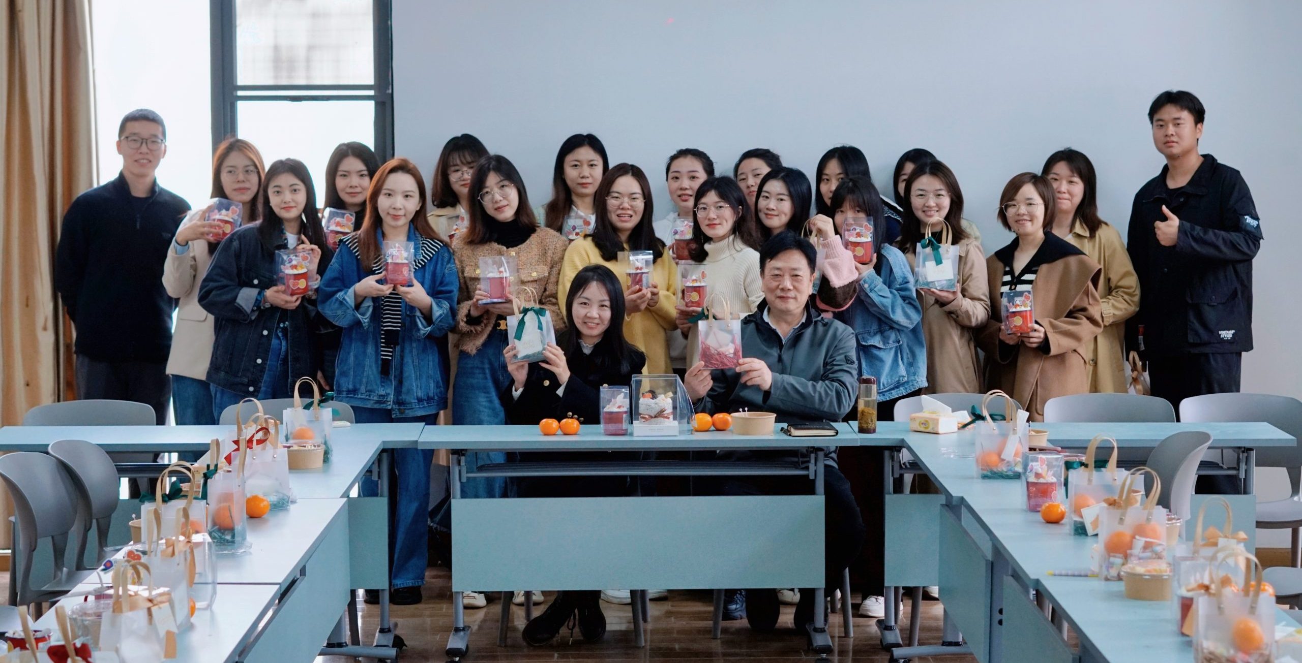 我校机械与工程学院召开庆祝“三八”国际劳动妇女节交流会