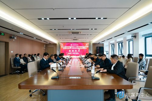 武汉工程科技学院校企人才联合培养基地授牌暨霄垚农业武汉工程科技学院电商直播基地启动仪式顺利举行