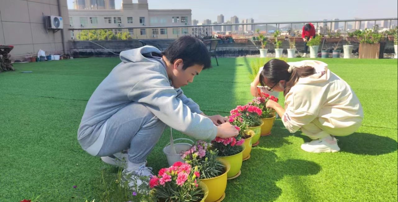 爱园护植，培训先行 | 武汉工程科技学院开展“五感花园”系列种植养护培训活动