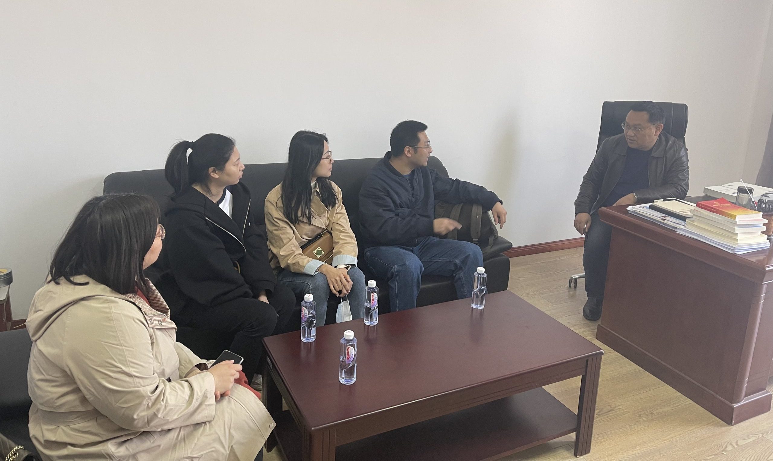 武汉市中山舰博物馆赴武汉工程科技学院马克思主义学院就《两弹一星’精神永放光芒——中国原子城历史图片展》活动的开展访问交流