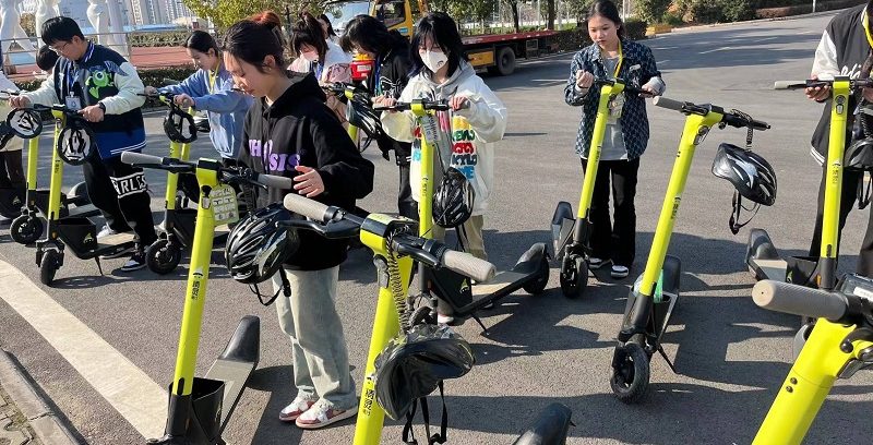 “学雷锋，树新风，构建和谐校园”学雷锋活动月启动仪式暨第一次活动“规范校园滑板停车，共建美好生活社区”