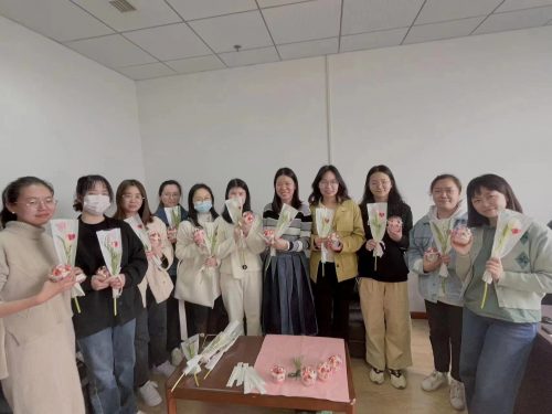 经济与管理学院组织开展“三八妇女节”慰问活动