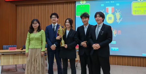 经济与管理学院荣获第十八届“励翱杯”辩论赛冠军