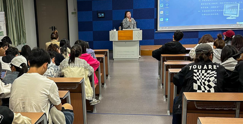 人文学院开展“学习两会精神，共建美好校园”主题班会