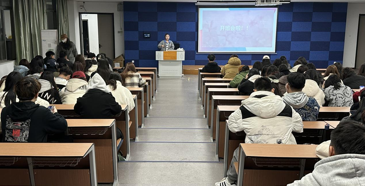 文明始于心 文明践于行  |人文学院组织开展班会晚点名活动