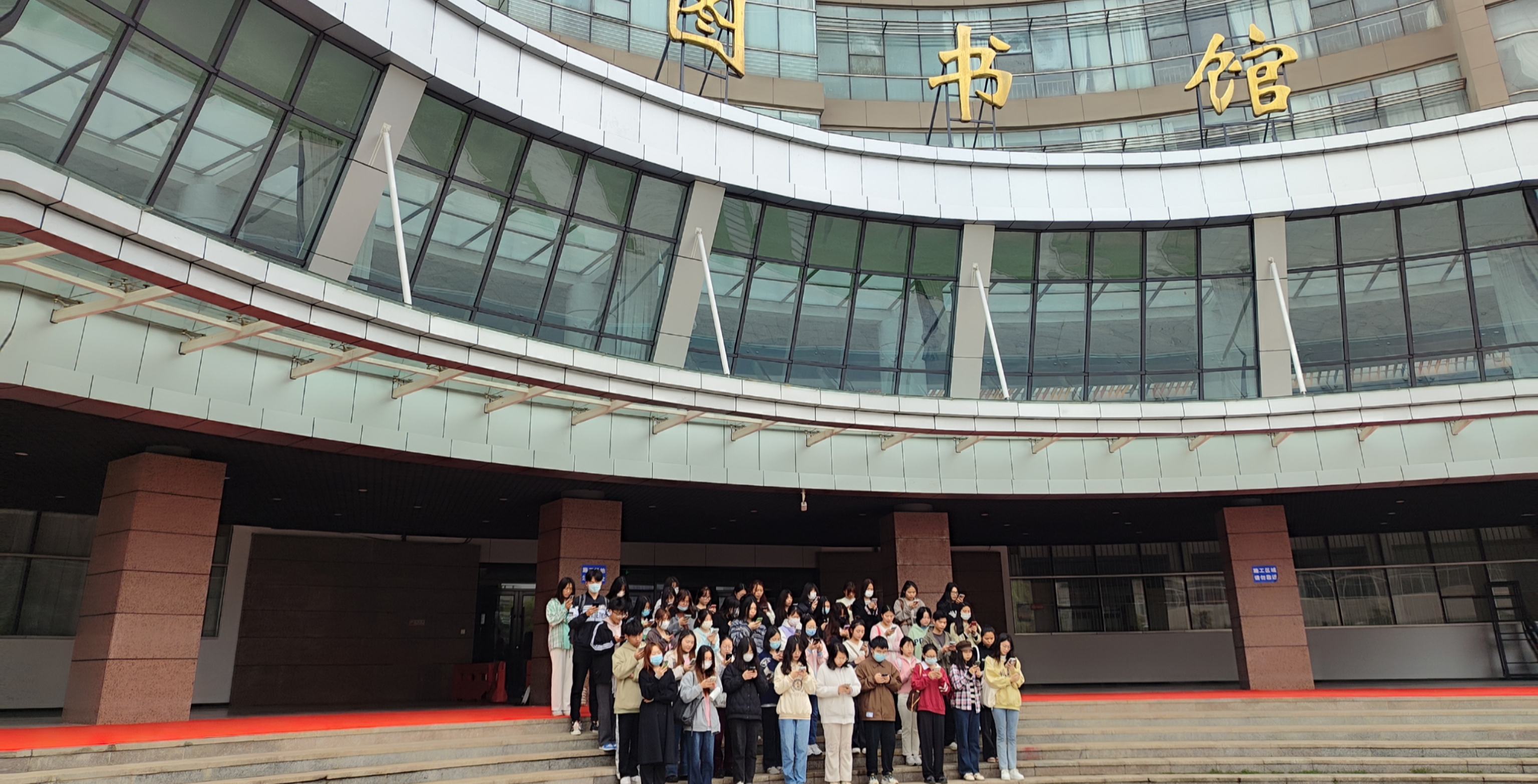 阳春三月天正暖 雷锋精神沁人心