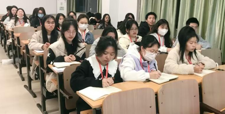 点燃信仰明灯 把稳思想之舵 人文学院党宣团队开展工作会议及端正入党动机动员会