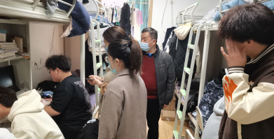 增进友谊谈学习、引导学生快成长——班主任进寝室、问学情、谈生活、讲理想、树目标
