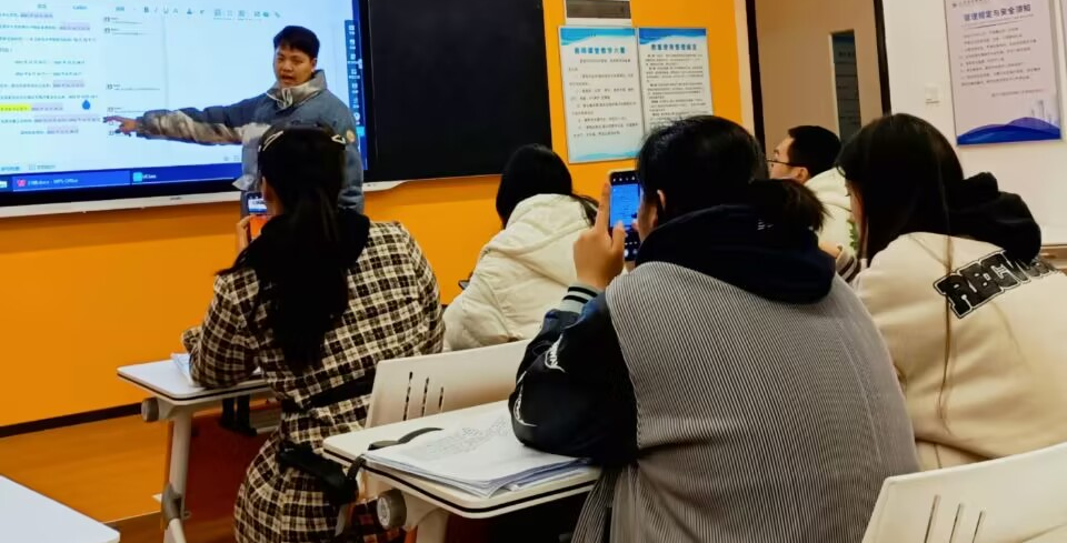 人文学院召开2022年下半年发展对象的入党志愿书材料填写讲解说明会