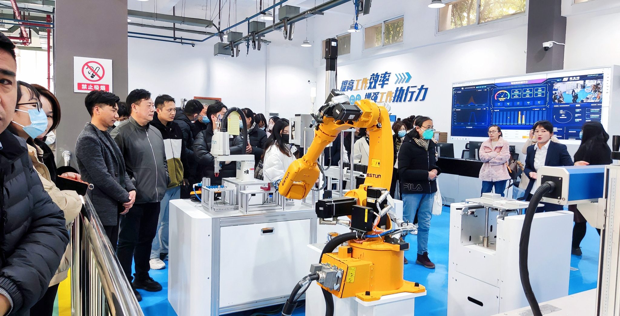 走进实验中心，提升教学能力——机械与工程学院开展新学期第一次工会活动